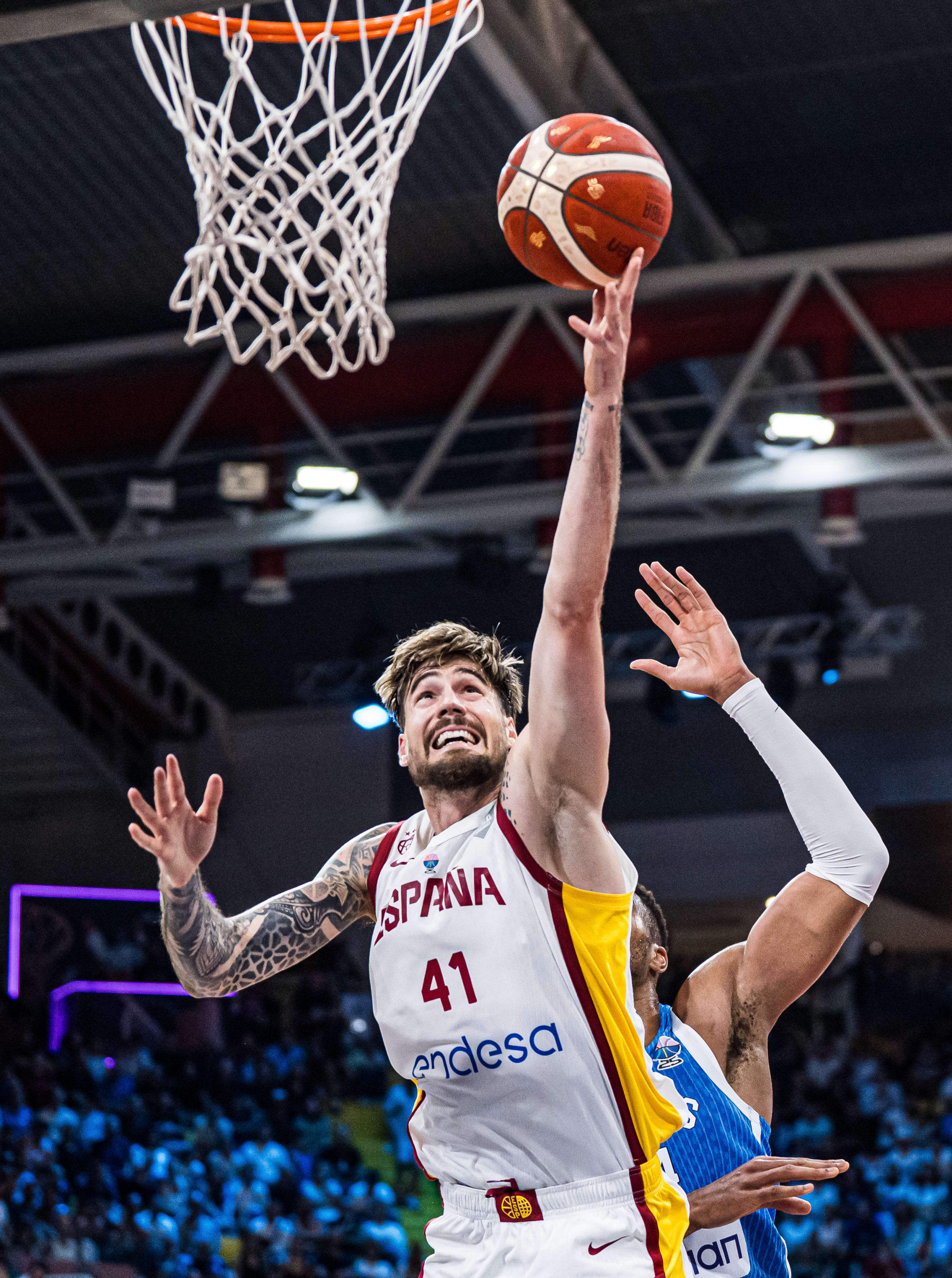 詹姆斯在西班牙队比赛中挺进下一轮,出色防守引发热议!的简单介绍 詹姆斯在西班牙队比赛中挺进下一轮,出色防守引发热议!的简单介绍